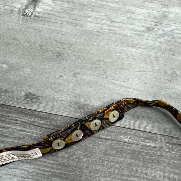 Carrot & Gibbs Gold Pattern Silk Bowtie Bow Tie - Picture 5 of 5